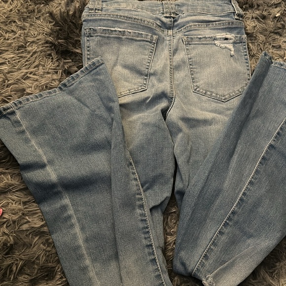 Light washed flare bottom jeans ripped
Brand:Bluespice
Size:0 - Picture 2 of 3